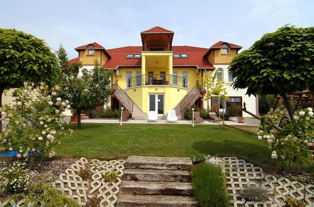 Villa Citadella Wellness Panzio-1